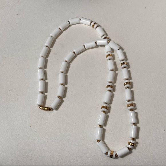 Vintage white acrylic with gold tone beads and closure necklace - Picture 6 of 8
